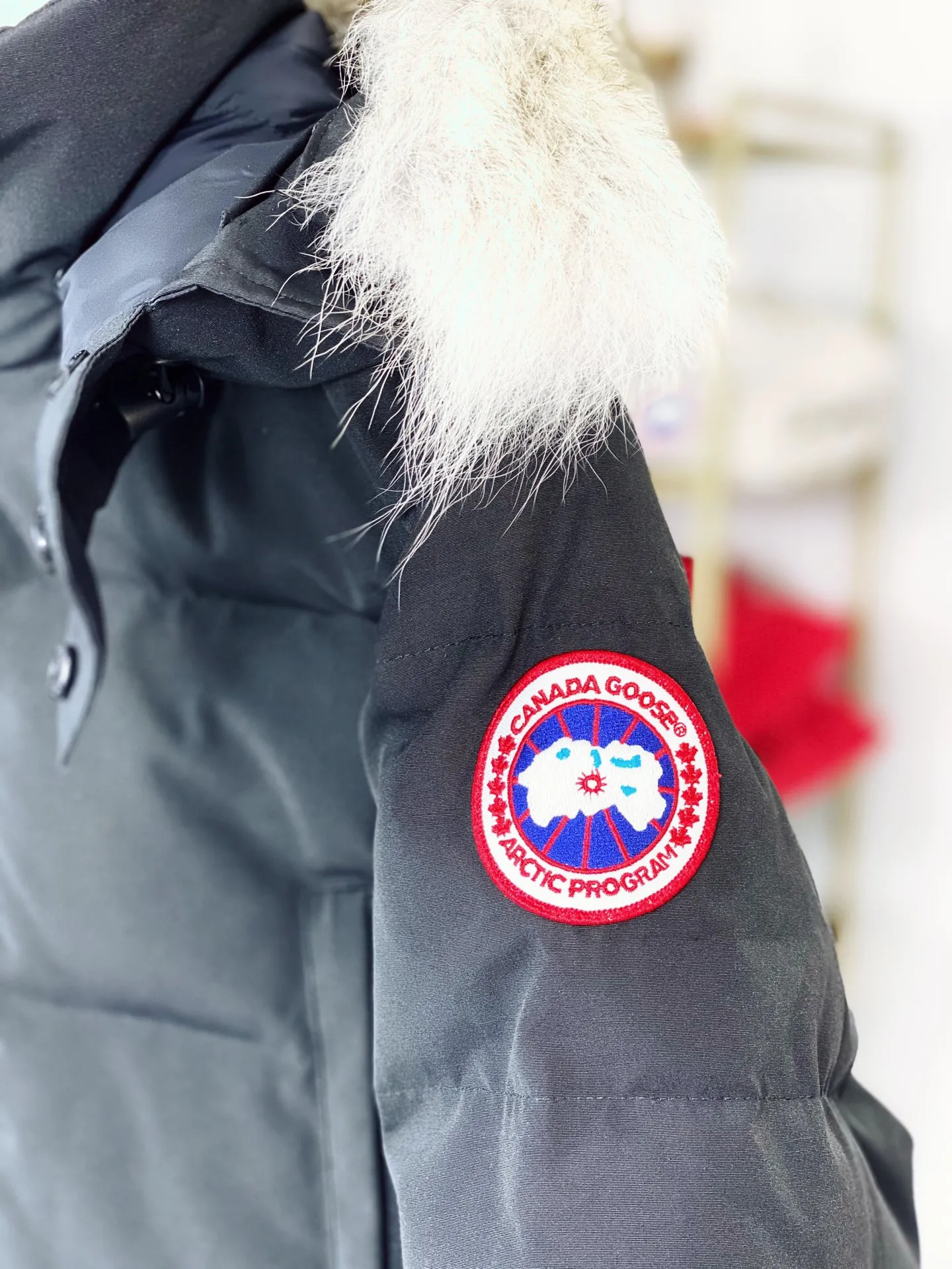 P820 Canada goose/Canada Goose Wyndham 388M 29 parka down jackets, genuine original version, you need to compare with the genuine product at any time, all accessories are customized from the original factory 💯The softness and hardness of the fabric are compared with the genuine ones, and they can be restored by kneading at will (fabric misunderstanding: fabrics that are not high hardness are waterproof. Only when you buy the latest genuine version this year will you notice the softness and comfort of the fabric) 💯Authentic white duck down is synchronized with the down Fluffy and not clumping, filled with electronically controlled down filling machine. 💯Customized zippers with authentic YKK military-grade copper core zipper pulls. High hardness and no jamming. 💯The fur collar is purchased from Western Canada coyote skin and is customized. Zipper cord, pocket label, back label, collar velvet, velcro fasteners, cuffs, all details are updated simultaneously with the original version, the best version, the most complete color matching, the fighter in the world 29, battle various worldly goods, size: XS-XXL (size chart attached below), color: as shown below